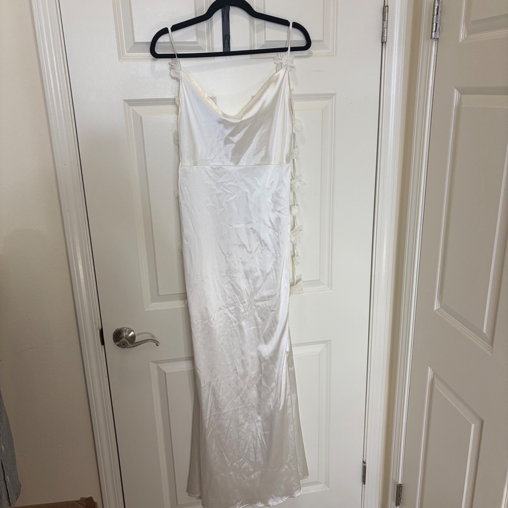 Stella Laguna Beach Cara Ivory Satin Cowl Neck Floral Maxi Dress Size M NWT